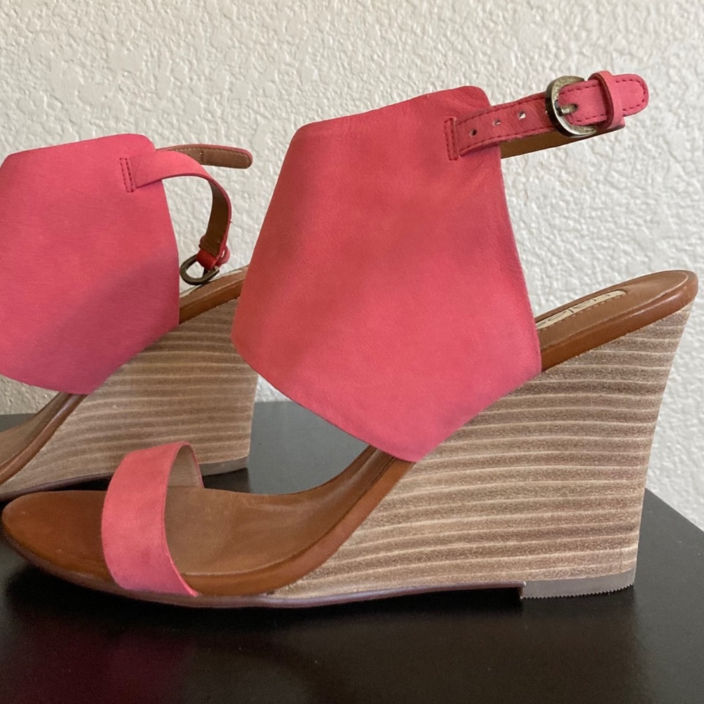 NWOT Halogen Leather Coral Wedges